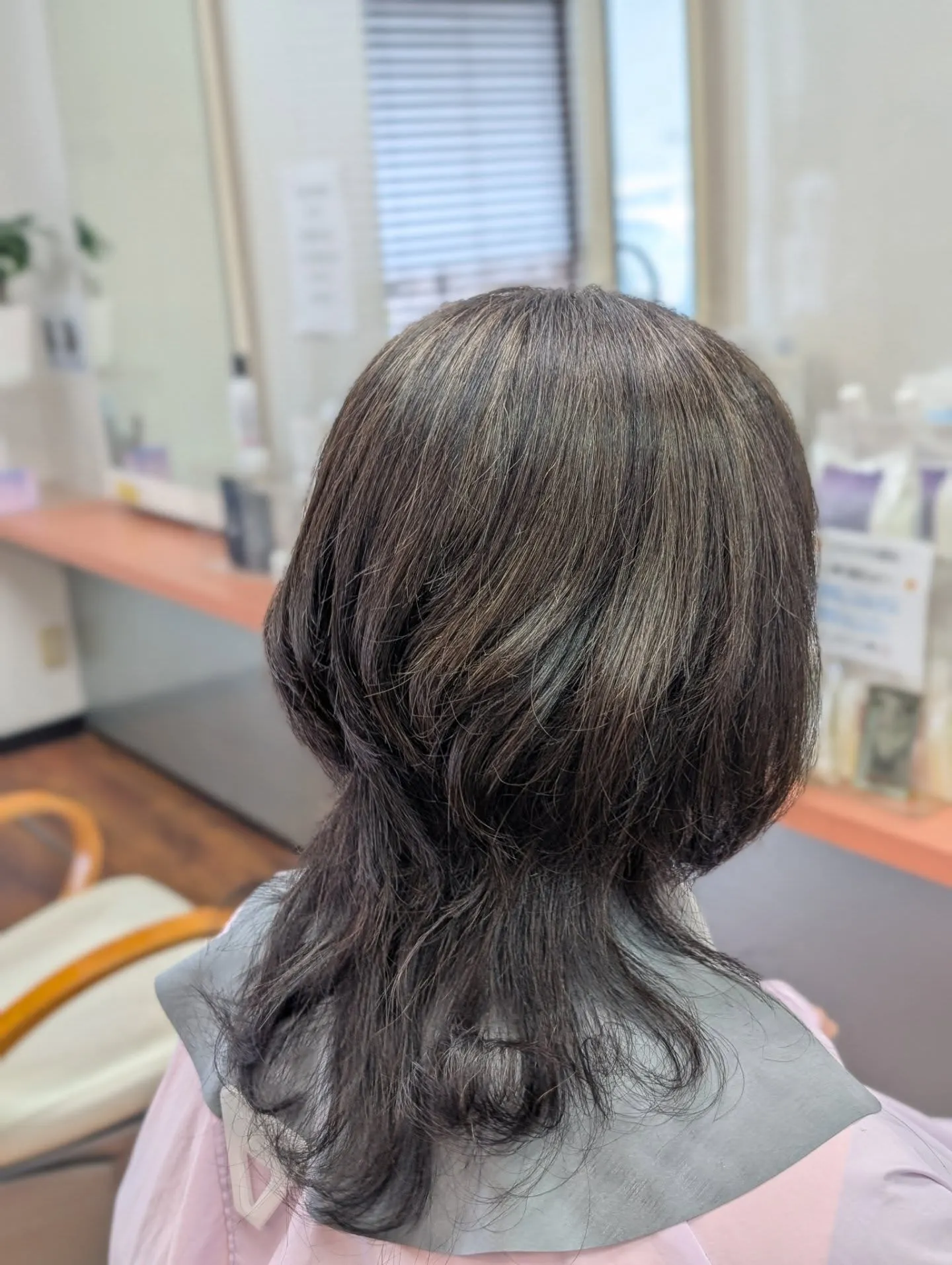 当店のInstagramやホームページのスタイル写真を見て、この夏は絶対にウルフクラゲヘアにしたい!